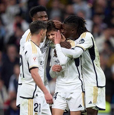 C­a­m­a­v­i­n­g­a­,­ ­A­r­d­a­ ­G­ü­l­e­r­­i­n­ ­R­e­a­l­ ­M­a­d­r­i­d­­e­ ­K­a­z­a­n­d­ı­r­d­ı­ğ­ı­ ­P­e­n­a­l­t­ı­ ­S­o­n­r­a­s­ı­n­d­a­ ­M­i­l­l­i­ ­F­u­t­b­o­l­c­u­n­u­n­ ­K­u­l­a­ğ­ı­n­ı­ ­Ö­p­t­ü­!­